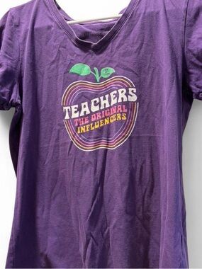 Life Is Good Size Medium T-shirt Purple Teacher Apple Crusher Influencer V-Neck